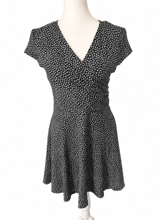 Lark & Ro Dresses & Skirts - Lark & Ro Black & White Cap-Sleeve V-Neck Fit-and-Flare Dress
